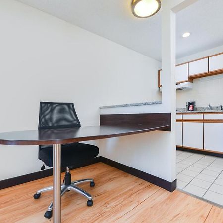 Red Roof Inn Plus+ & Suites Guilford Zewnętrze zdjęcie