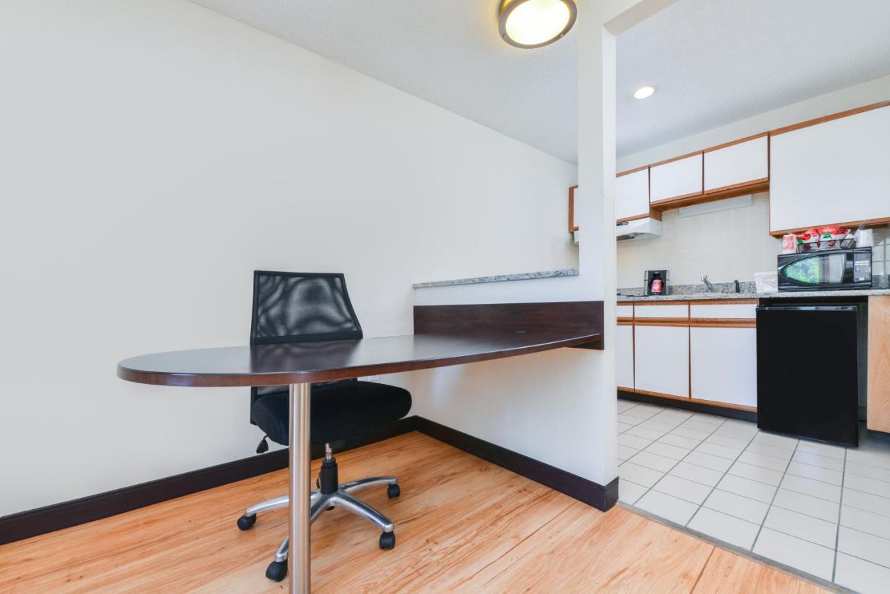 Red Roof Inn Plus+ & Suites Guilford Zewnętrze zdjęcie