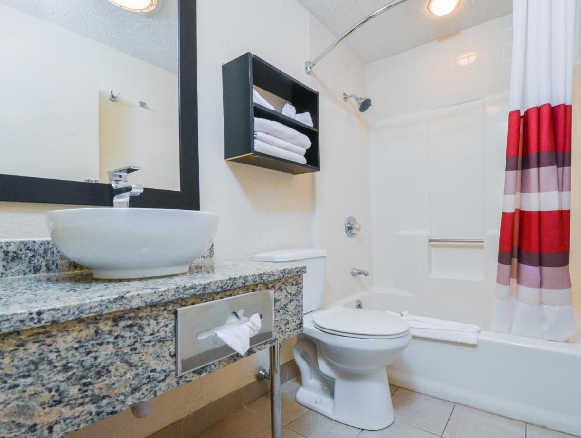 Red Roof Inn Plus+ & Suites Guilford Zewnętrze zdjęcie