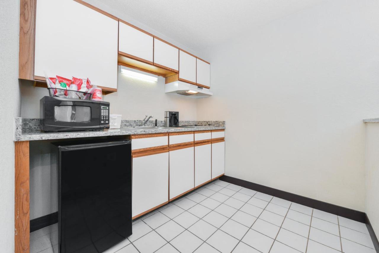 Red Roof Inn Plus+ & Suites Guilford Zewnętrze zdjęcie