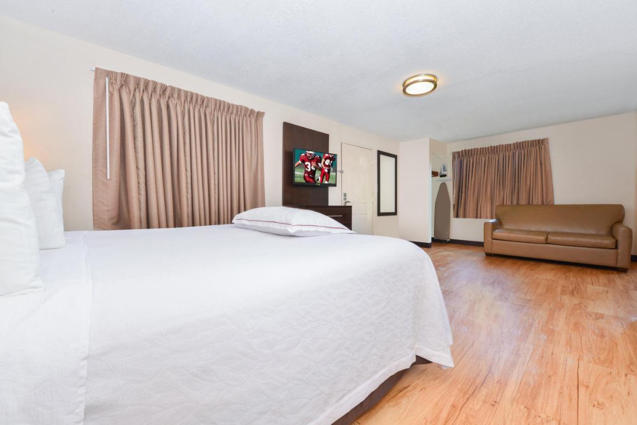 Red Roof Inn Plus+ & Suites Guilford Zewnętrze zdjęcie