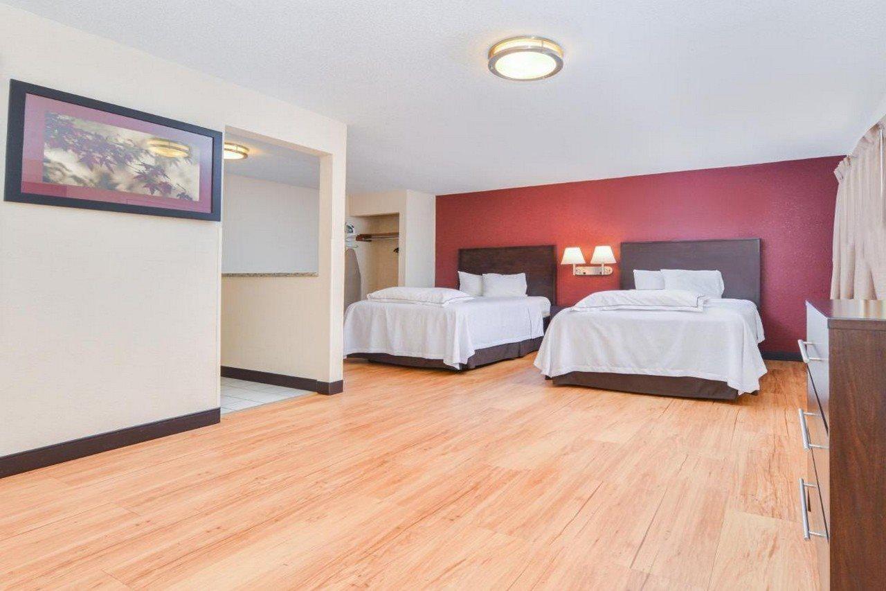Red Roof Inn Plus+ & Suites Guilford Zewnętrze zdjęcie