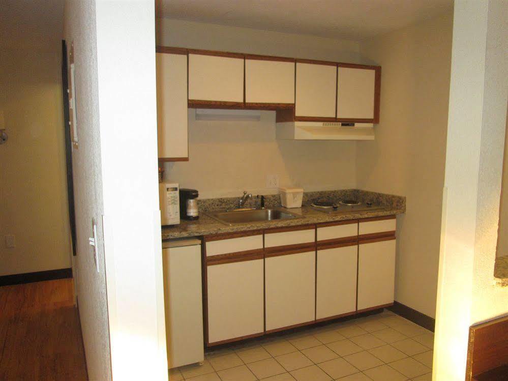 Red Roof Inn Plus+ & Suites Guilford Zewnętrze zdjęcie
