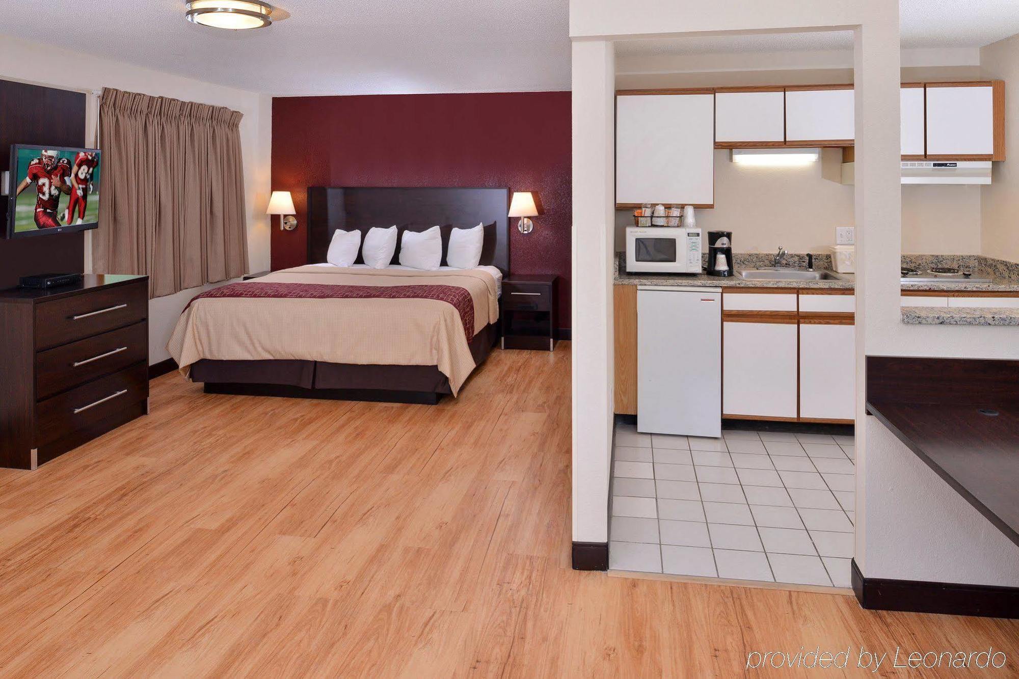 Red Roof Inn Plus+ & Suites Guilford Zewnętrze zdjęcie