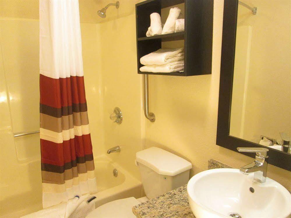 Red Roof Inn Plus+ & Suites Guilford Zewnętrze zdjęcie