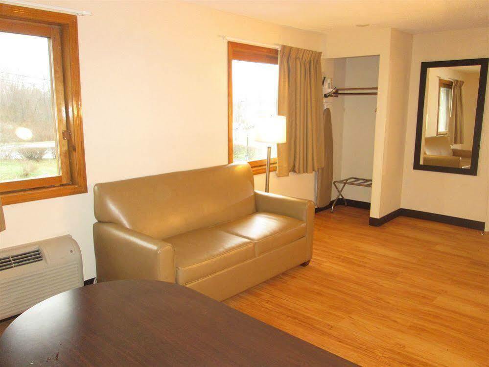 Red Roof Inn Plus+ & Suites Guilford Zewnętrze zdjęcie
